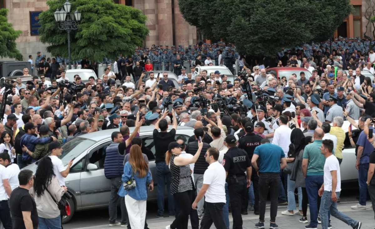 Le siège du gouvernement arménien à Erevan encerclé par les manifestants du mouvement pour le Tavoush