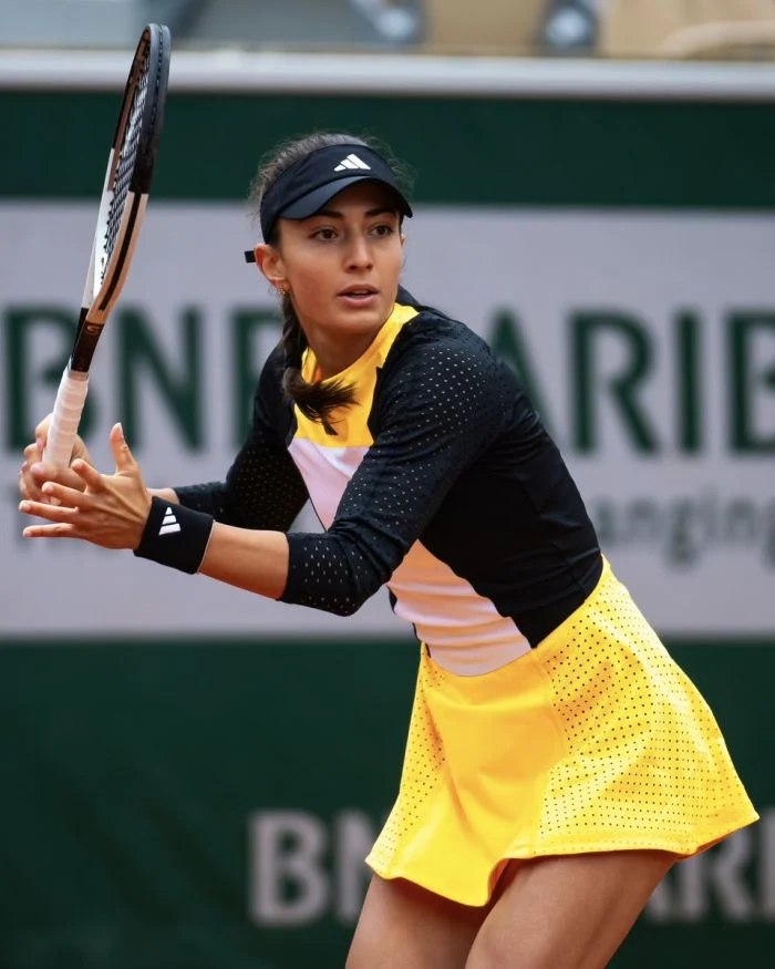 L’arméno-russe Elina Avanesyan (21 ans) se qualifie au 1/8e de finale de Roland-Garros en s’imposant sur la Chinoise Qinwen Zheng, 8e joueuse mondiale