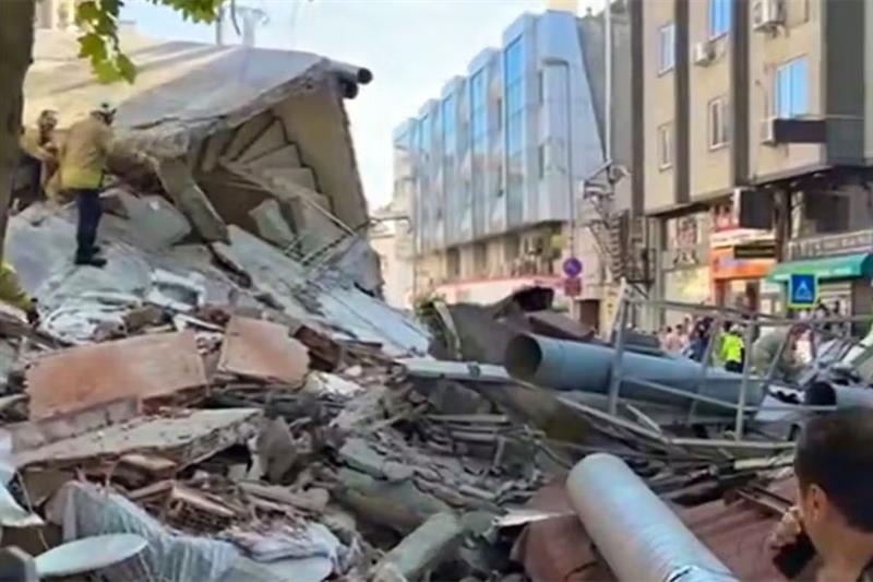 Un mort et huit blessés dans un effondrement d&rsquo;immeuble à Istanbul