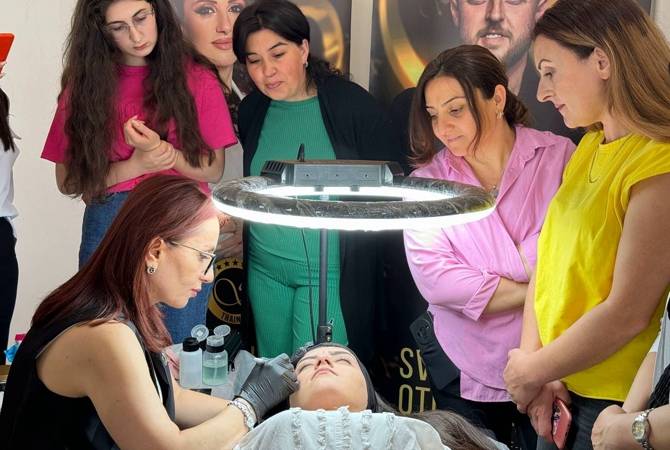 Les cosmétiques DIOR et les spécialistes du SVIATO ont enseigné le maquillage aux femmes déplacées de force du Haut-Karabakh