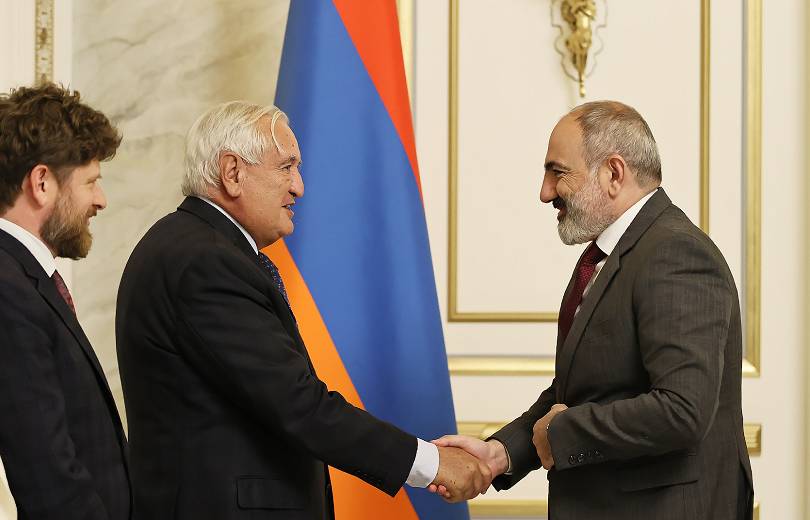 Nikol Pachinian a reçu l&rsquo;ancien Premier ministre français Jean-Pierre Raffarin et discuté de la sécurité de l’Arménie et du projet « Carrefour de la paix »