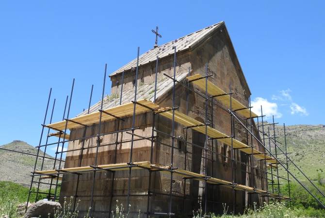L&rsquo;église Zorats de Yeghegis datant du XIVe siècle, dans la région de Vayots Dzor, est en restauration