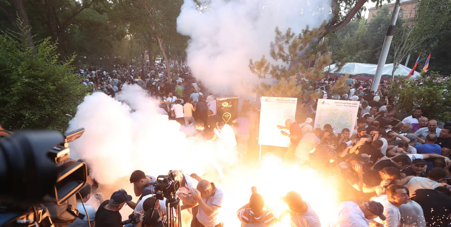 Des manifestants et la police s&rsquo;affrontent devant le Parlement arménien