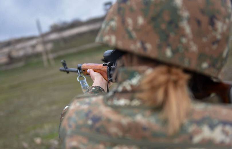 Le ministère de la Défense invite les filles et les femmes âgées de 18 à 27 ans au service militaire obligatoire de 6 mois
