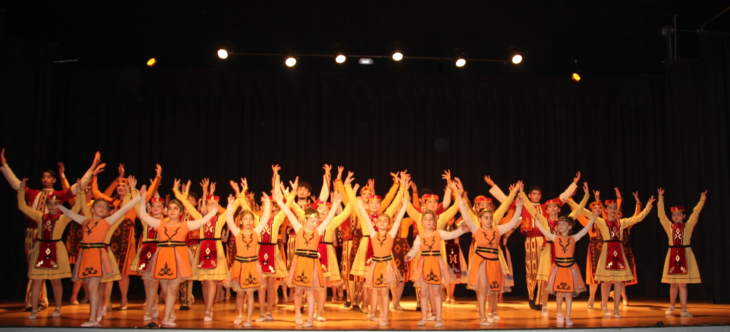 Plus de 300 personnes au gala à Montélier de l&rsquo;école de danse et musique arménienne de l&rsquo;association France Achtarak Arménie