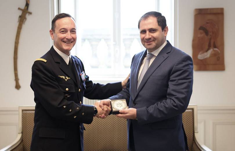 Le ministre arménien de la Défense et le conseiller militaire du président français ont discuté des questions de coopération entre la France et l’Arménie