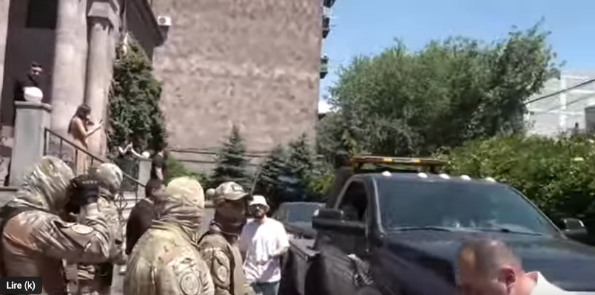 Le NSS perquisitionne les bureaux de la représentation de l&rsquo;Arstakh et saisit la voiture du président