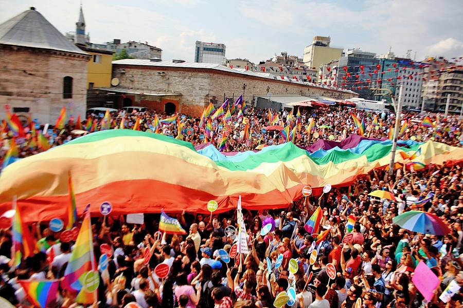 Marche des fiertés éclair à Istanbul, une dizaine d&rsquo;arrestations