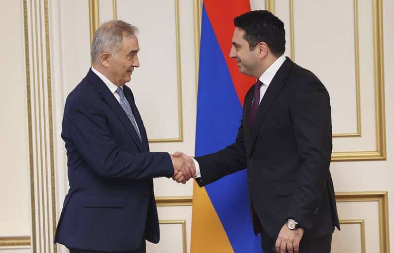 Le président de l&rsquo;Assemblé nationale d’Arménie a présenté à Lazar Komanescu le projet « Carrefour de la paix » initié par le gouvernement arménien