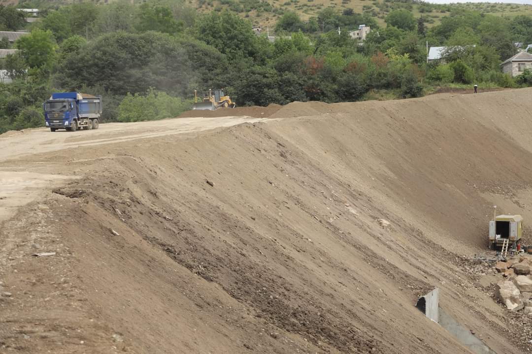 Gnel Sanosyan a rendu visite pour voir les travaux sur la route nouvellement construite à Kirants dans la région de Tavouch