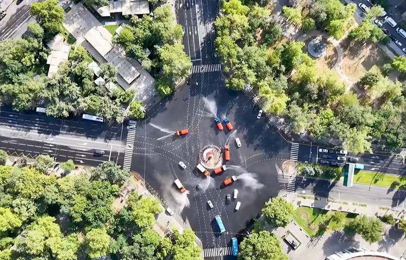 Les statues de Yerevan ont été lavées et nettoyées avec des machines à eau en cette journée de Vardavar