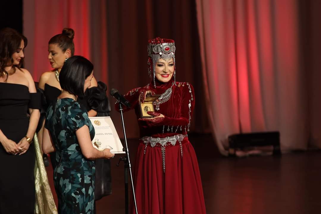 L’artiste émérite d’Arménie, Sofi Devoyan a reçu une médaille « Movses Khorénatsi » à l’occasion de son 75e anniversaire