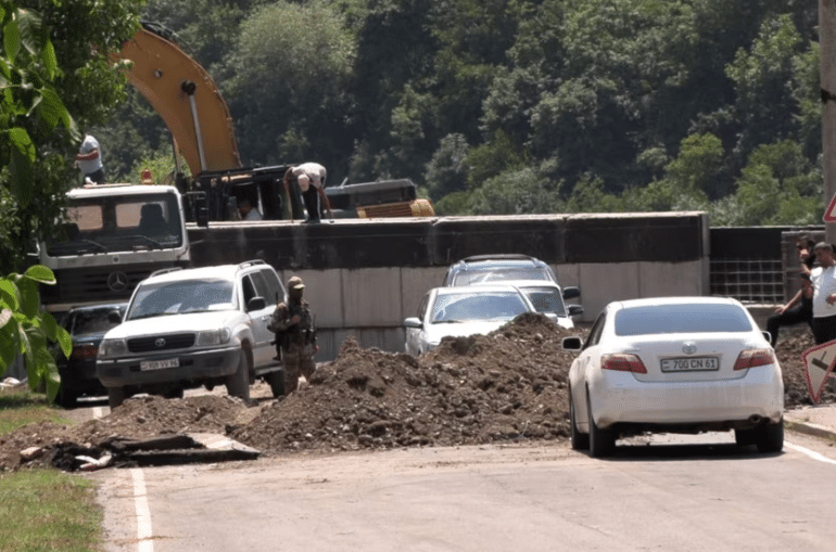 Un mur de séparation en béton a été installé sur l&rsquo;ancienne route de Kirants à la frontière entre l’Arménie et l’Azerbaïdjan