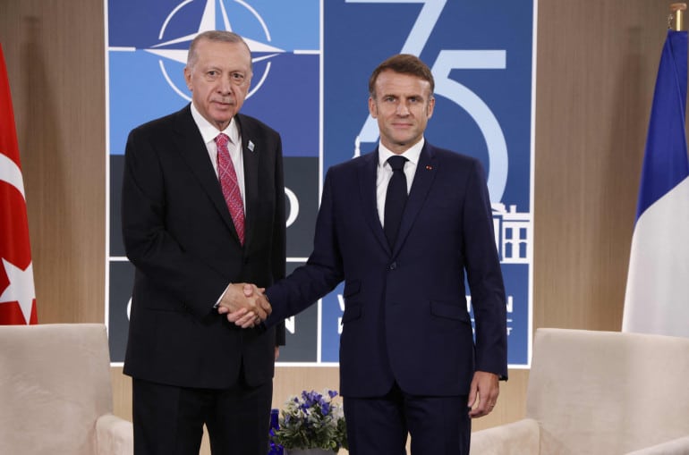 Macron à Erdogan : La France soutient le dialogue arméno-azerbaïdjanais afin de signer au plus vite un traité de paix