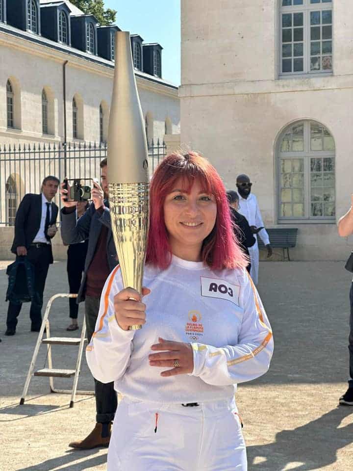 Elmira Karapetyan (Arménie) a participé au relais de la flamme olympique des Jeux olympiques de Paris-2024