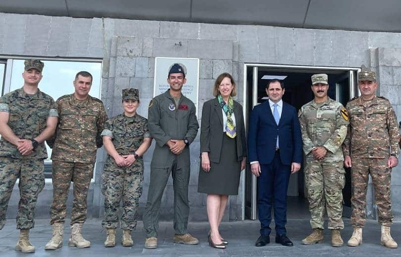 L’Ambassadrice des États-Unis en Arménie a rencontré à Yerevan des soldats américano-arméniens de sa Californie natale lors de l’exercice militaire « Eagle Partner »