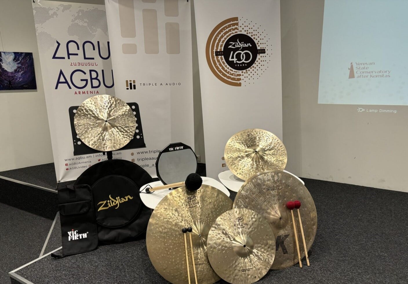 La société Zildjian mondialement connue, fondée par un Arménien, a fait don de plus de 60 instruments de musique au conservatoire d’Arménie et à cinq orchestres