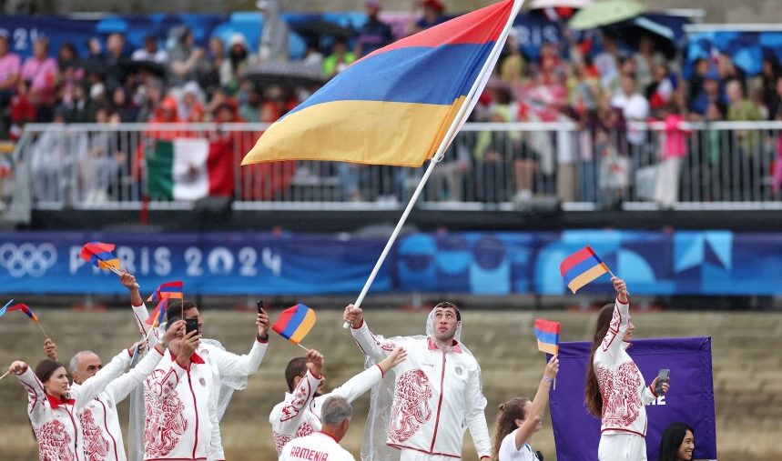 L&rsquo;Arménie a défilé sur la Seine à la cérémonie d’ouverture des 33e Jeux Olympiques de Paris