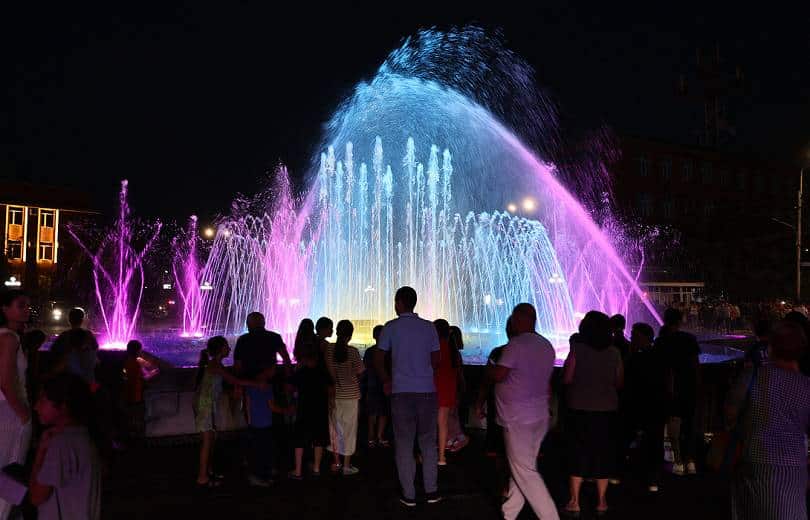 Inauguration d’une fontaine lumineuse et musicale à Armavir en Arménie suivie d’un concert