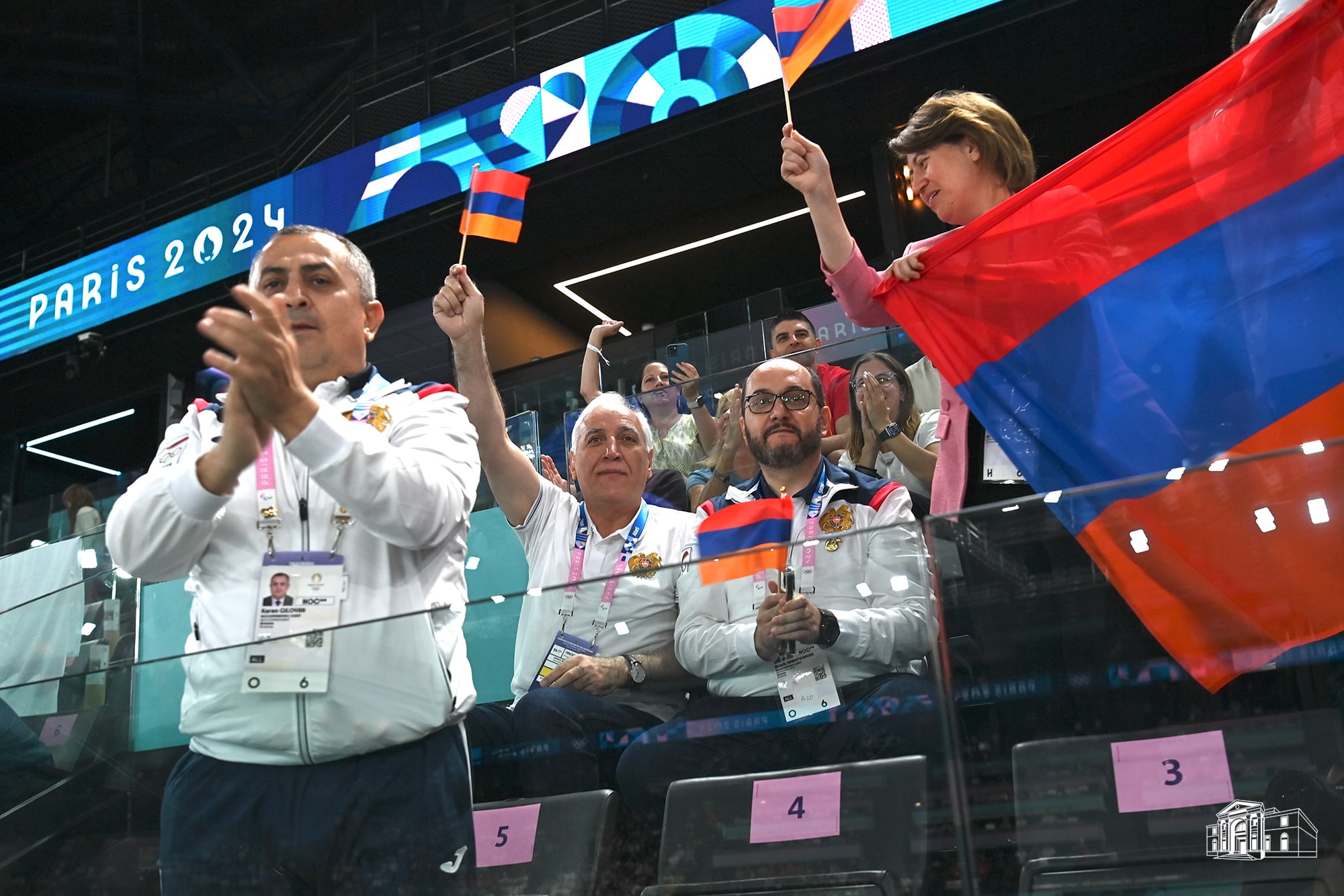 Le président Vahagn Khachaturyan, en visite de travail à Paris, a assisté au concours du gymnaste Artur Davtyan.