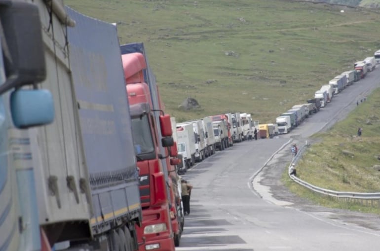 Plus de 800 camions arméniens sur les 2 700 camions qui attendent au passage d’Upper Lars entre la Géorgie et la Russie