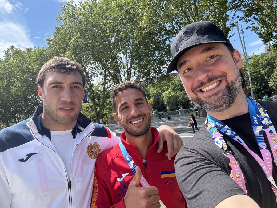 Alexis Ohanian soutient les athlètes Arméniens aux JO de Paris en les rencontrant au village olympique