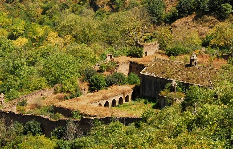 La France participe au projet de restauration du complexe monastique du Grand Désert de Tatev dans la région de Syunik au sud de l’Arménie