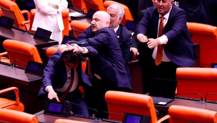 Un ex-ministre AKP passe à tabac un député kurde au Parlement