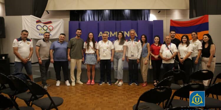 Elmira Karapetyan (tir) et la nageur Varsenik Manucharyan ont rencontré leurs fans à Paris