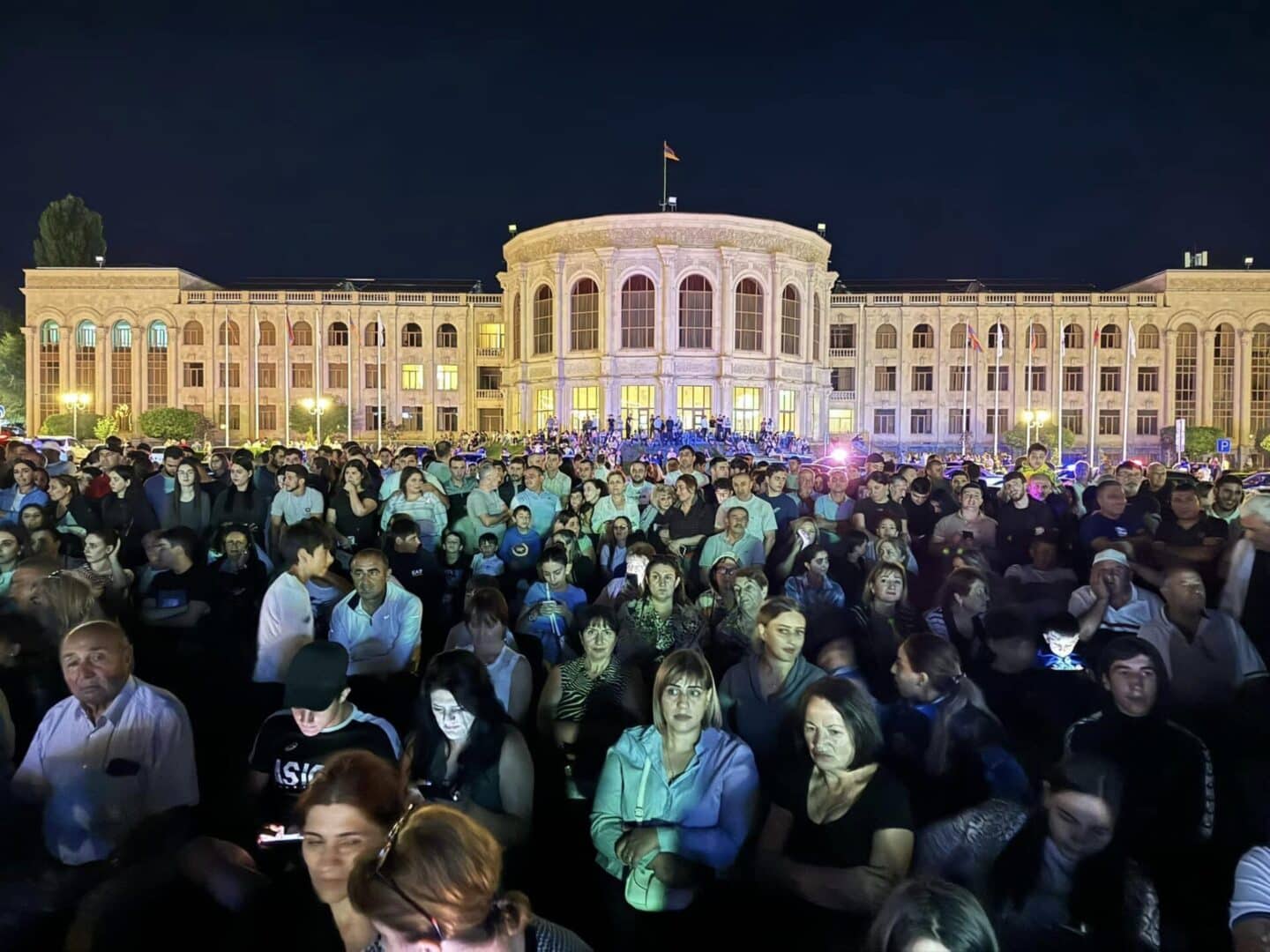 La population de Gumri réunie par milliers sur la place centrale attendait la victoire d’Artur Aleksanyan l’enfant du pays en finale de lutte gréco-romaine des JO de Paris