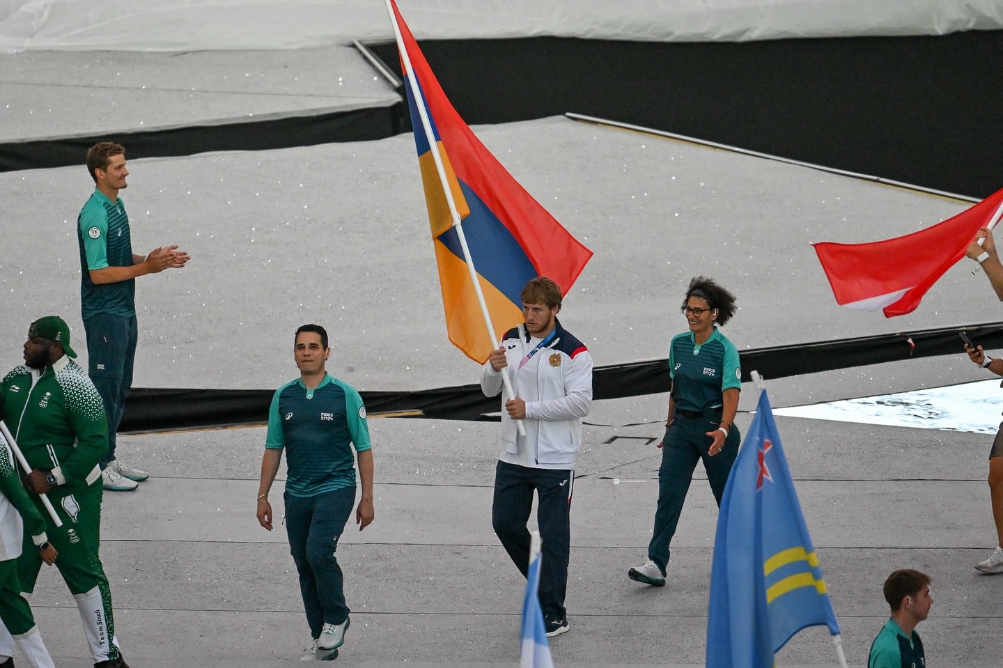 Artur Aleksanyan était le porte-drapeau de l’Arménie aux stade olympique de Paris-2024 lors de la cérémonie de clôture des jeux