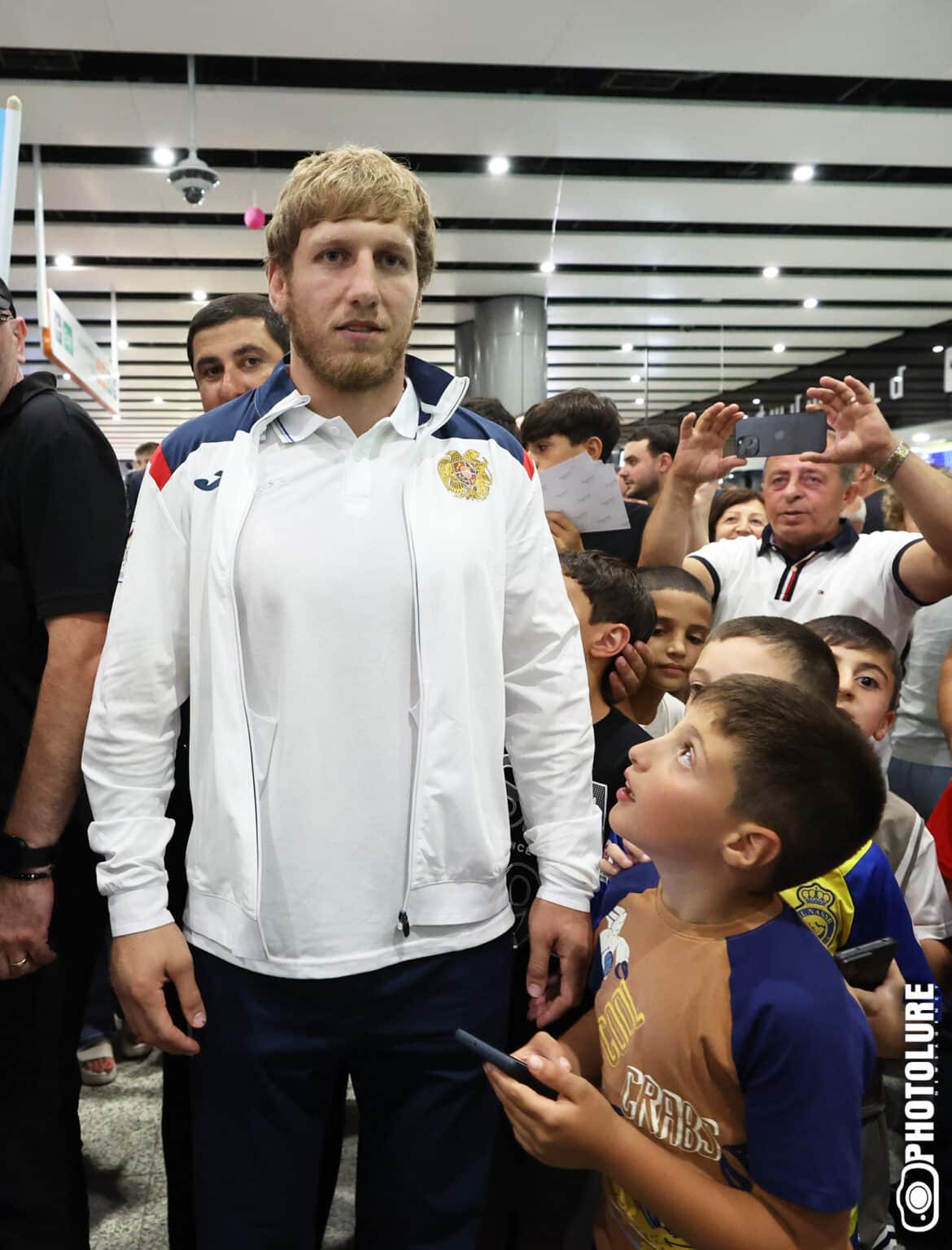 Les athlètes olympiques d’Arménie accueillis par de nombreux supporters à l&rsquo;aéroport « Zvartnots » de Yerevan, l’Arménie va faire appel auprès du CIO pour la médaille d’or volée d’Artur Aleksanyan