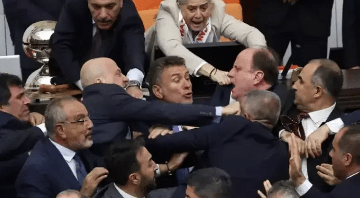 Au moins deux députés blessés dans une violente bagarre au parlement