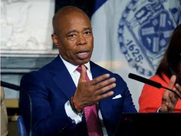 Le maire de New York promet de coopérer à l&rsquo;enquête pour corruption le visant