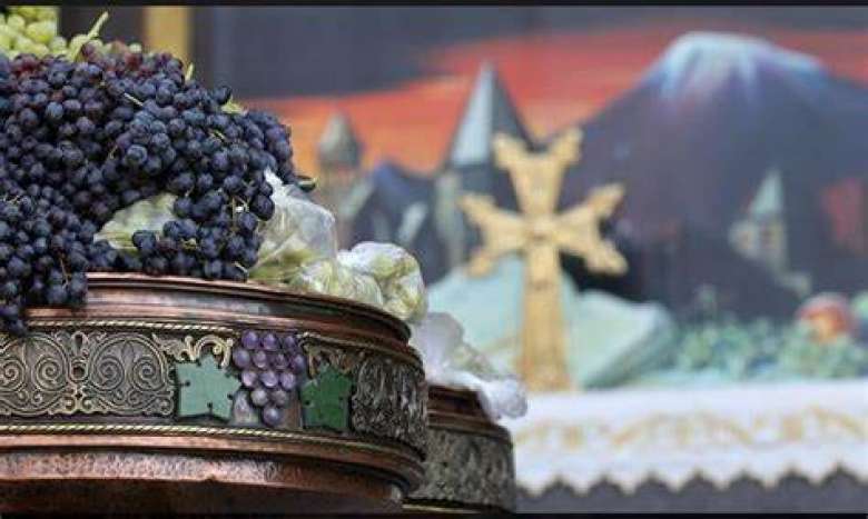 L&rsquo;Église apostolique arménienne célèbre la fête de la Transfiguration de la Mère de Dieu, la bénédiction des raisins.
