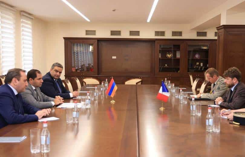 Le ministre arménien de la Défense et l&rsquo;ambassadeur de France ont discuté des questions liées à la coopération entre l&rsquo;Arménie et la France dans le domaine de la Défense
