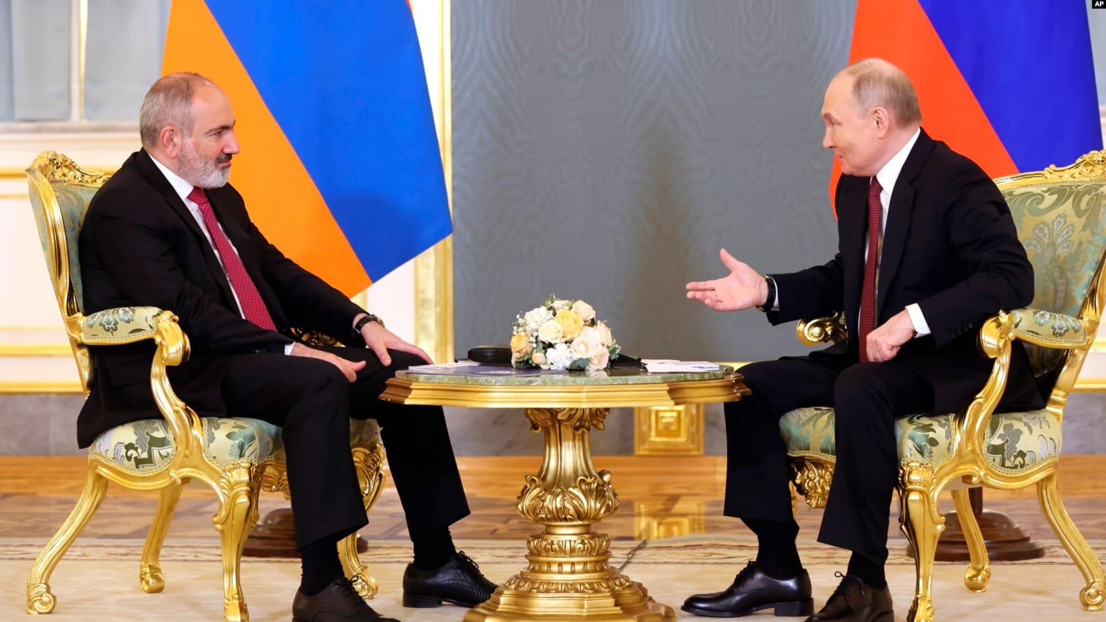 Poutine s&rsquo;entretient avec Pachinian après sa visite en Azerbaïdjan