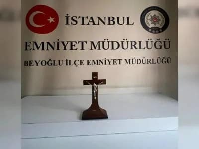 L&rsquo;homme qui a volé une croix de l&rsquo;église arménienne d&rsquo;Istanbul a été arrêté…il voulait l’offrir à une fille qu’il aimait