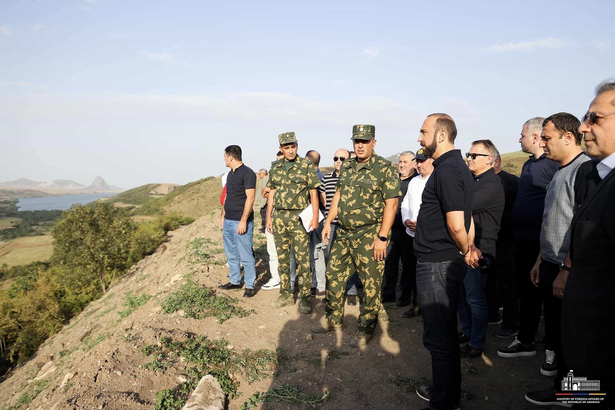 Le chef de la diplomatie arménienne Ararat Mirzoyan a visité Kirants, la frontière entre l&rsquo;Azerbaïdjan et l&rsquo;Azerbaïdjan avec des diplomates