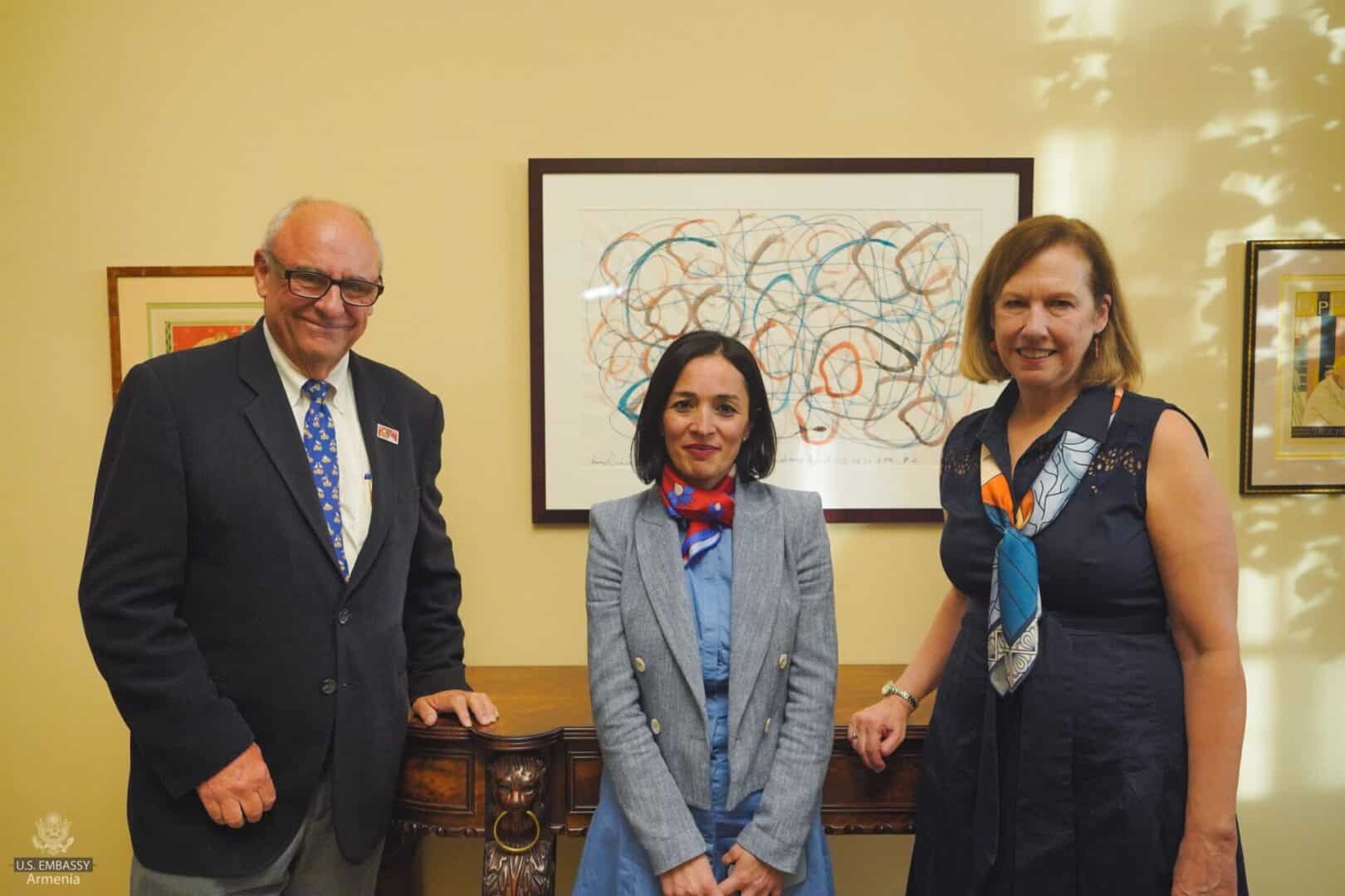 L&rsquo;Ambassadrice des États-Unis, Kristina Kvien et la ministre Janna Andreasyan ont assisté à l&rsquo;exposition d&rsquo;une des peintures de William Saroyan