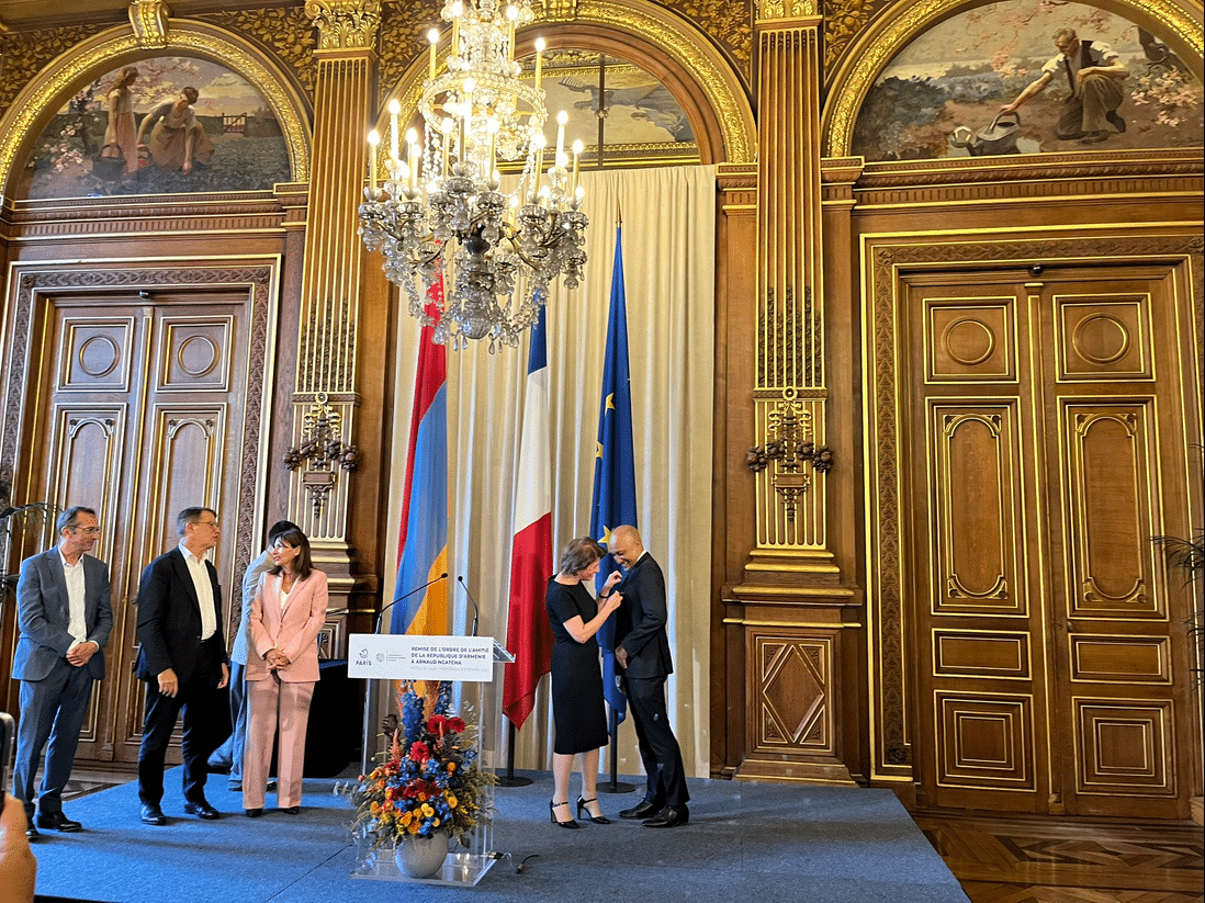 Arnaud Ngatcha se voit remettre l&rsquo;Ordre de l&rsquo;amitié de la République d&rsquo;Arménie