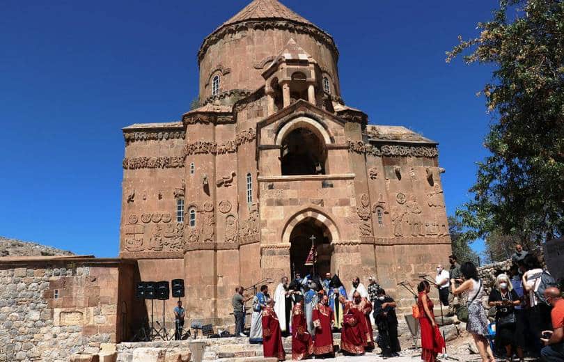 La messe a été célébrée aujourd&rsquo;hui dans l&rsquo;église arménienne Sainte-Croix d&rsquo;Aghtamar sur l’île du lac de Van