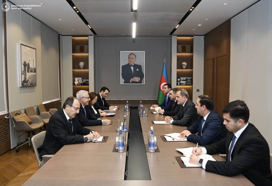 Le ministre azerbaïdjanais des Affaires étrangères et le représentant spécial Turquie-Arménie discutent des questions régionales