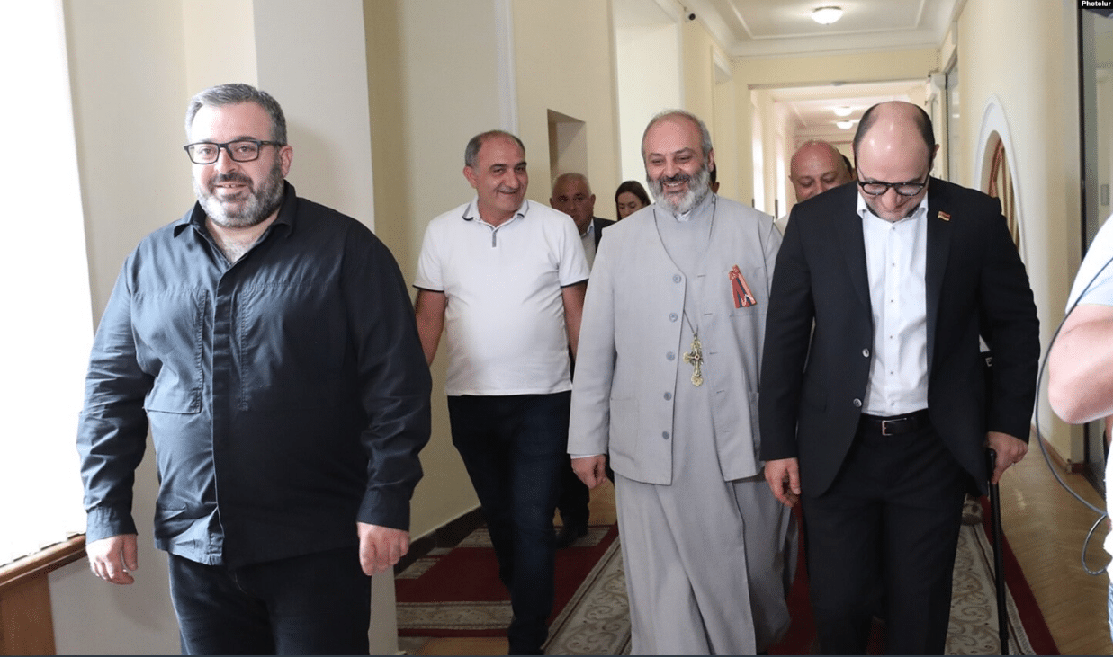 Le leader du mouvement Tavoush, l’archevêque Bagrat Galstanian, en visite au Parlement arménien