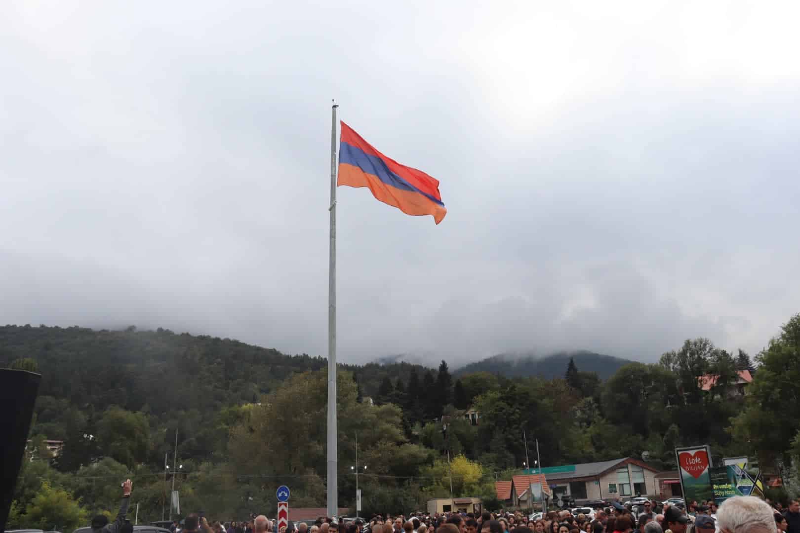 Un drapeau géant de l&rsquo;Arménie dressé au centre de la ville de Dilijan dans la région de Tavouch