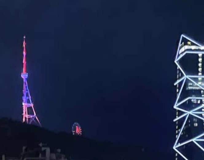 La tour de télévision de Tbilissi s&rsquo;illumine aux couleurs du drapeau arménien