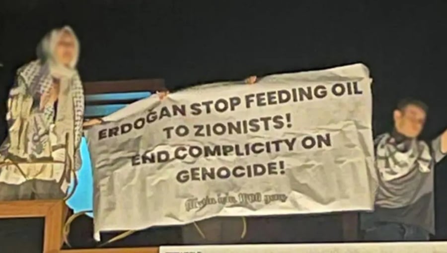 Des Palestiniens risquent d&rsquo;être expulsés de Turquie pour avoir brandi la banderole  » Erdogan, arrêtez d&rsquo;alimenter les sionistes en pétrole !  « 