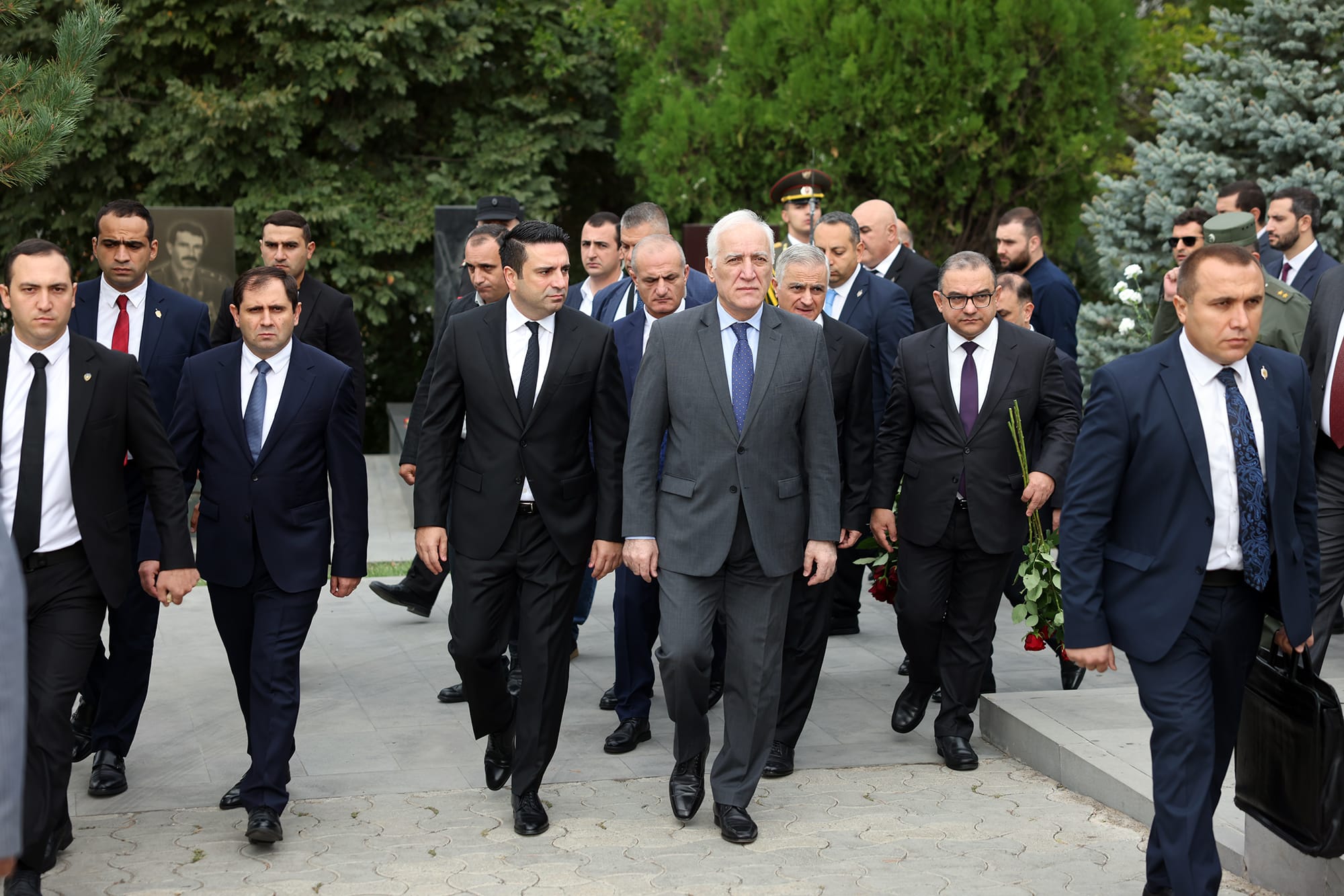 Les présidents de la République et du Parlement au cimetière de Yérablur