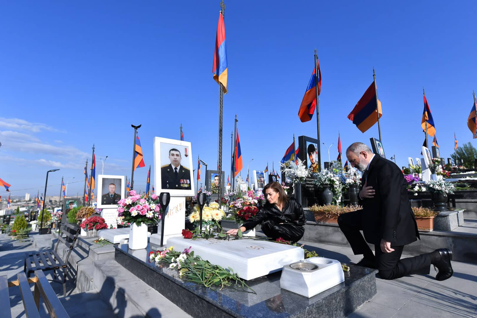 Nikol Pachinian au cimetière militaire des héros à Yerablur : Nos martyrs nous ont ouvert une nouvelle opportunité d’avoir un État