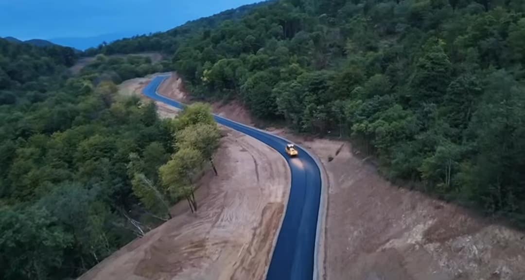 Gnel Sanosyan et l&rsquo;ambassadeur iranien Mehdi Sobhani se sont arrêtés sur le tronçon de route contournant le Verin Khotanan dans la région de Syunik (Arménie)
